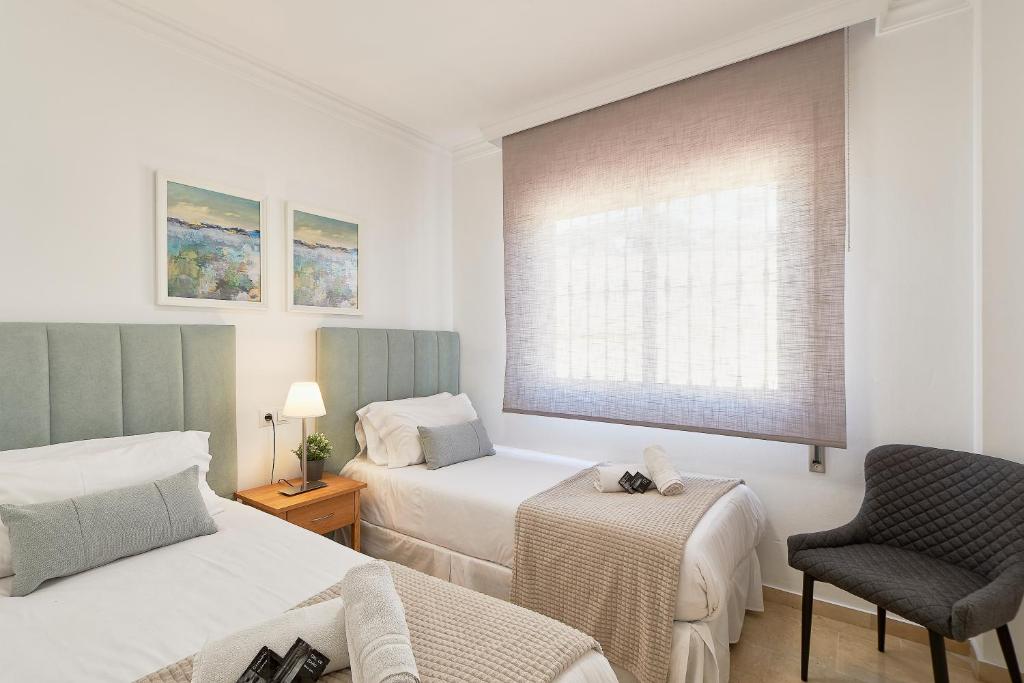 Posteľ alebo postele v izbe v ubytovaní Marina XI Enjoy the Sun, Sea Views, Pools & BBQ Steps from the Beach in Mijas Costa & Fuengirola