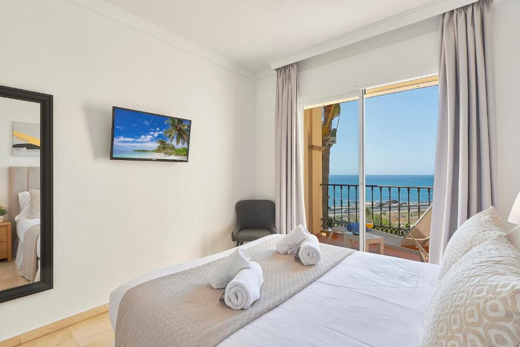 Posteľ alebo postele v izbe v ubytovaní Marina XI Enjoy the Sun, Sea Views, Pools & BBQ Steps from the Beach in Mijas Costa & Fuengirola