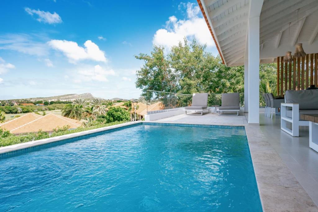 Bazén v ubytování Blue Bay Curaçao Golf & Beach Resort nebo v jeho okolí