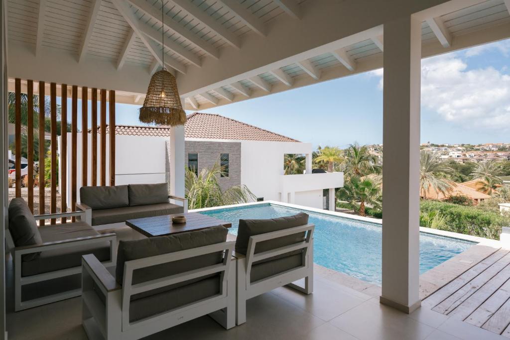 Bazén v ubytování Blue Bay Curaçao Golf & Beach Resort nebo v jeho okolí