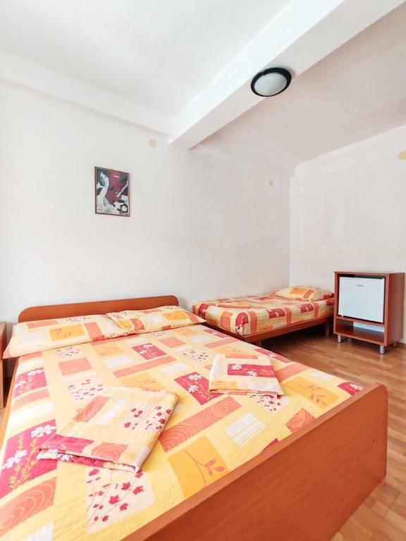 Postel nebo postele na pokoji v ubytování Apartmani i sobe Šagarjelo