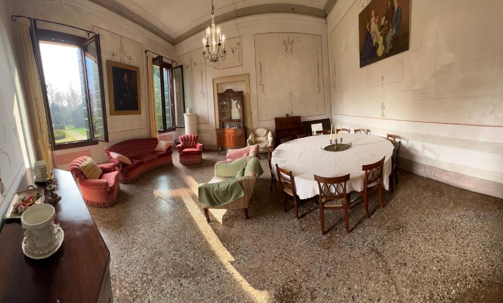 Et opholdsområde på Villa Country Mansion 8500SquareFeet