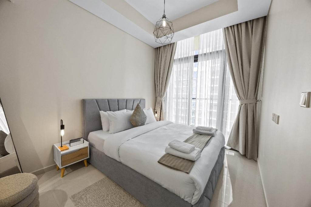 Postel nebo postele na pokoji v ubytování Dubai Aykon city