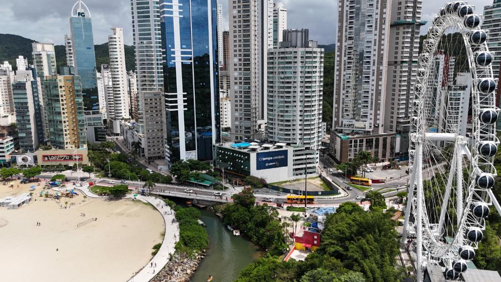 Γενική άποψη της πόλης Balneário Camboriú ή θέα της πόλης από  αυτό το διαμέρισμα