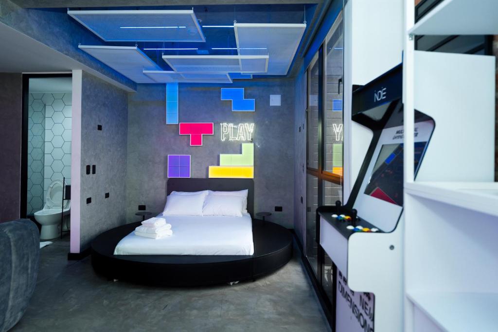 Postel nebo postele na pokoji v ubytování Indie Universe Creative Hotel