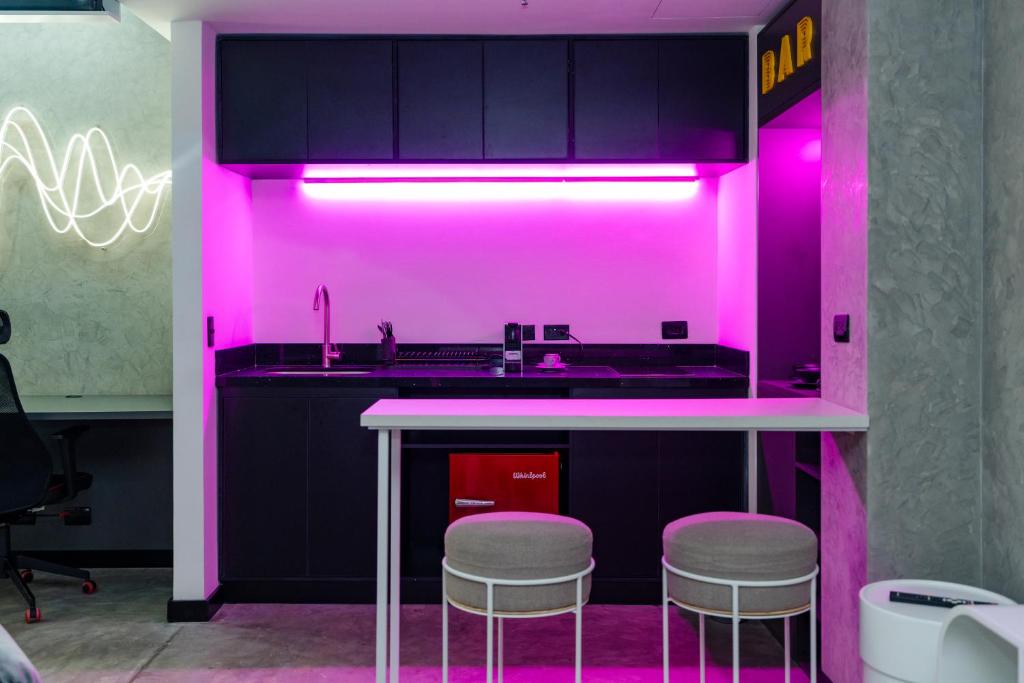 Kuchyň nebo kuchyňský kout v ubytování Indie Universe Creative Hotel