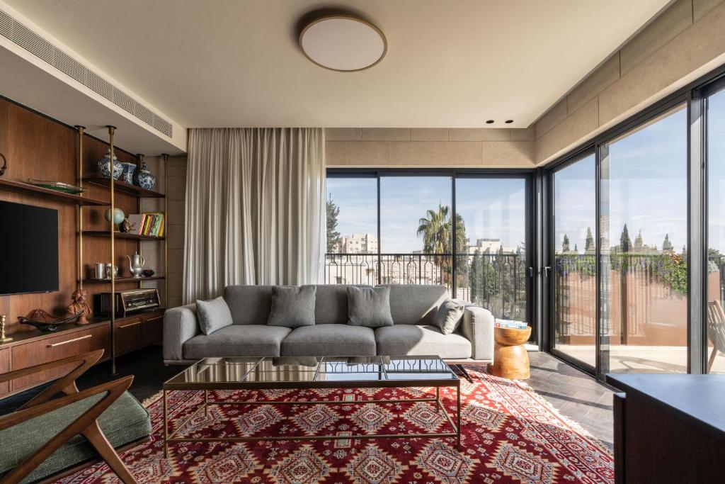 un soggiorno con un divano e una grande finestra di Ramban Hotel Jerusalem a Gerusalemme