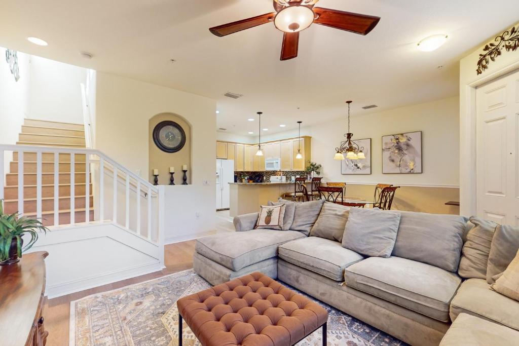 un soggiorno con un divano e un ventilatore a soffitto di Villa Bonita Sol a Naples