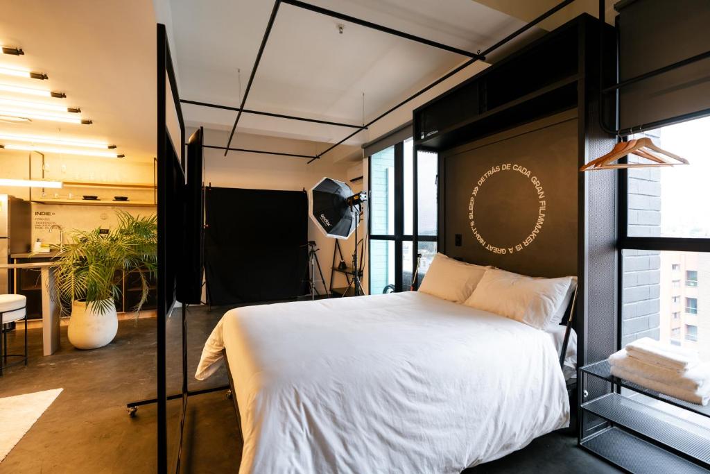 Postel nebo postele na pokoji v ubytování Indie Universe Creative Hotel