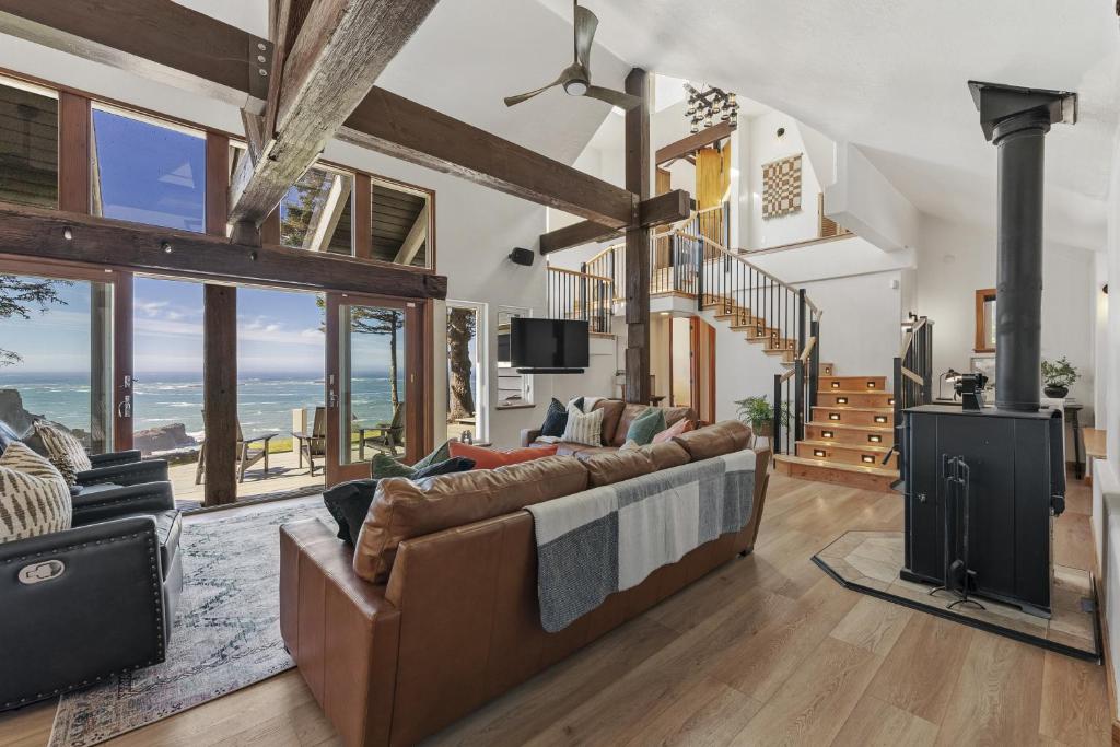 Μια τηλεόραση ή/και κέντρο ψυχαγωγίας στο Pirate Cove Retreat (Main Home & Cottage)