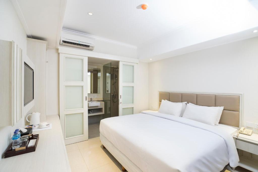 Postel nebo postele na pokoji v ubytování Alron Hotel Kuta