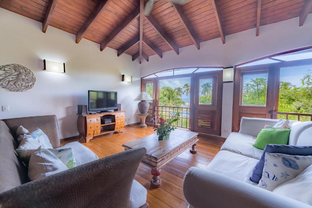 Μια τηλεόραση ή/και κέντρο ψυχαγωγίας στο Penthouse beach front