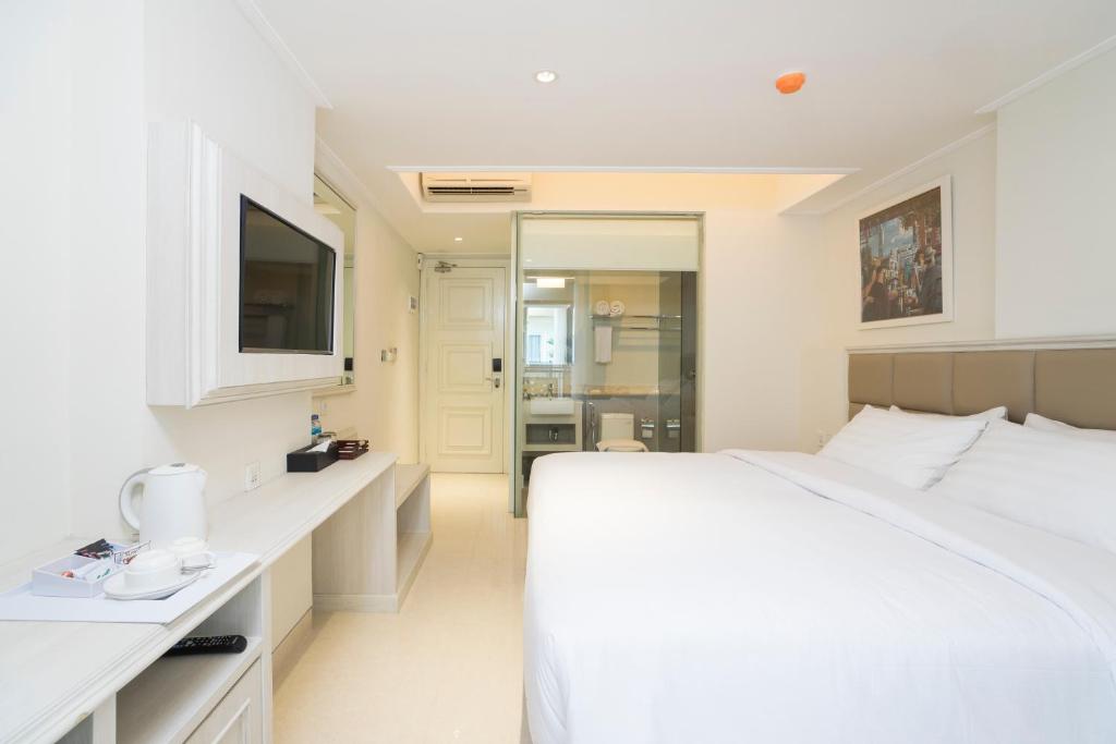 Postel nebo postele na pokoji v ubytování Alron Hotel Kuta