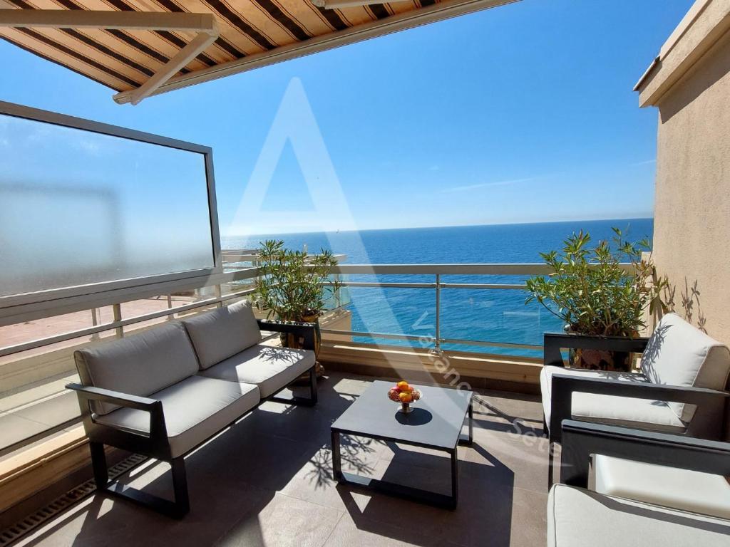 un salon avec vue sur l'océan dans l'établissement Duplex avec double terrasse 1ere ligne de mer, wifi et climatisation, à Sète