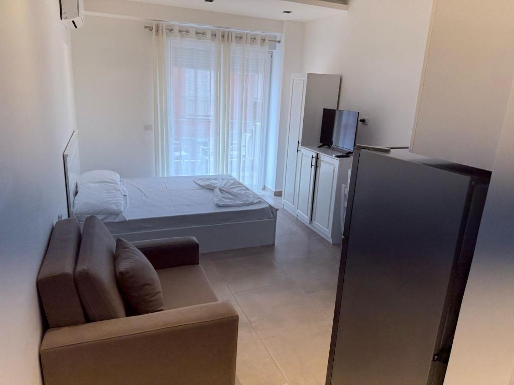 Voodi või voodid majutusasutuse Guest APARTAMENTS SHENGJIN toas
