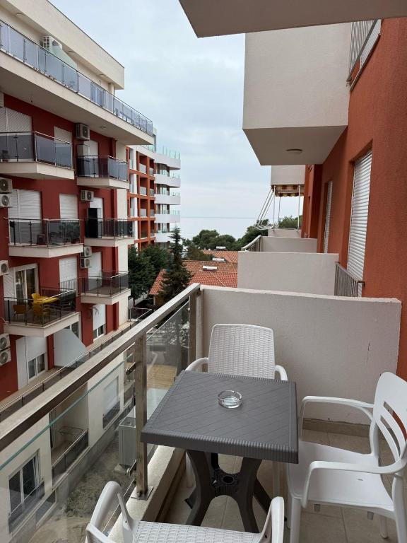 Rõdu või terrass majutusasutuses Guest APARTAMENTS SHENGJIN