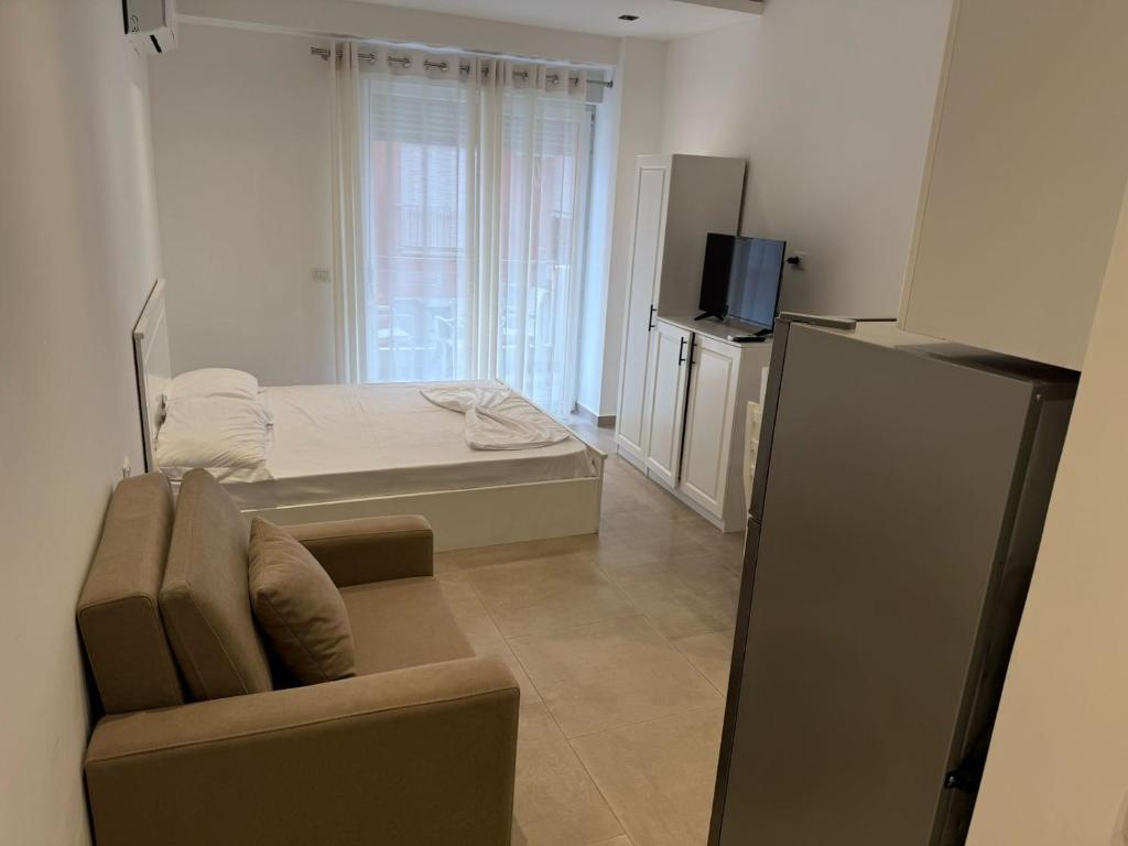 Televiisor ja/või meelelahutuskeskus majutusasutuses Guest APARTAMENTS SHENGJIN