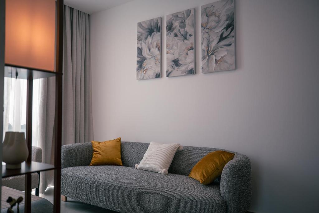 Χώρος καθιστικού στο Modern Luxury Apartment in Nova by Devtraco- prime location and convenient 15mins from the airport