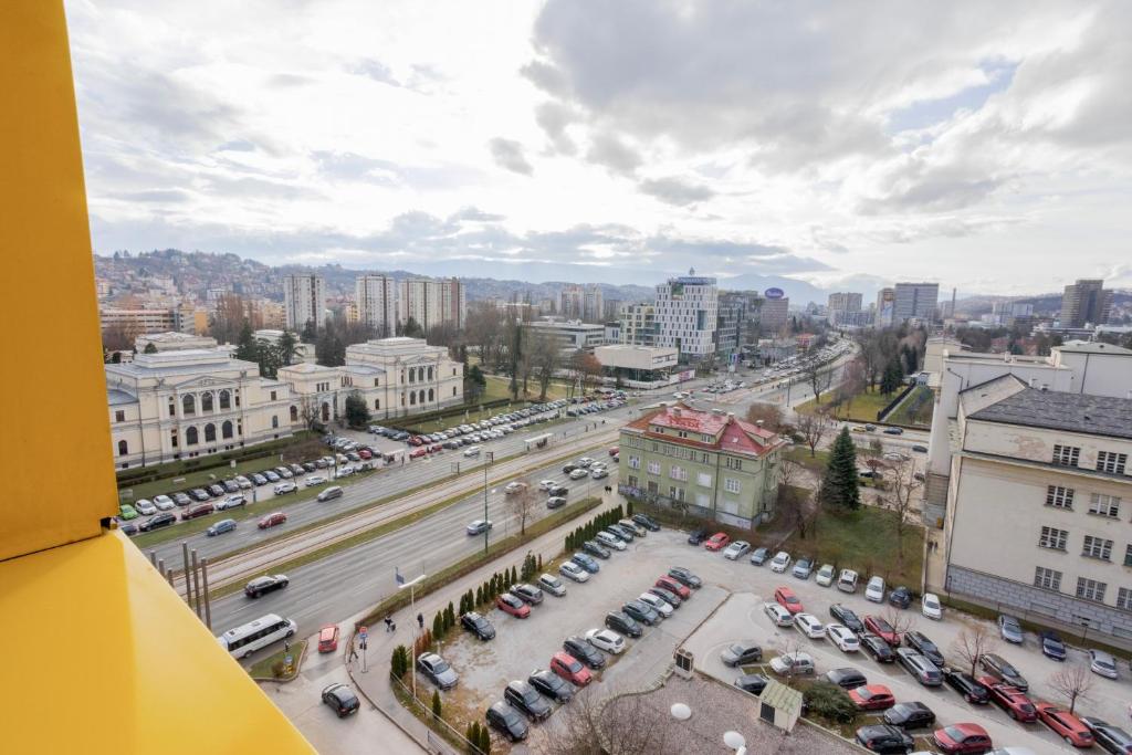 Nespecifikovaný výhled na destinaci Sarajevo nebo výhled na město při pohledu z hotelu
