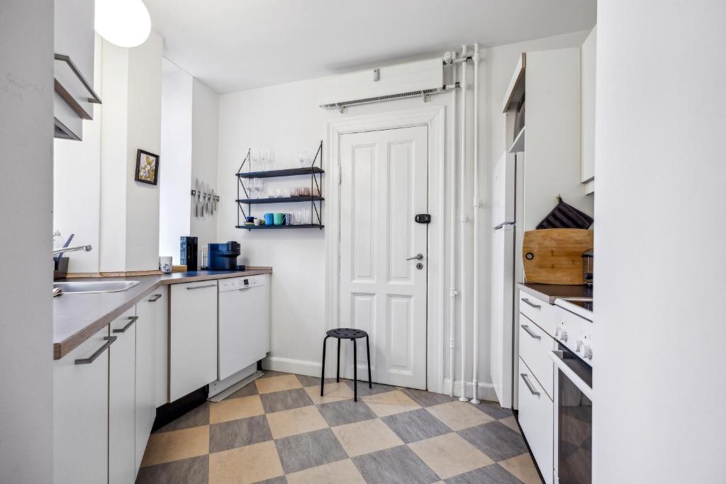Kuchyň nebo kuchyňský kout v ubytování Elegant Apartment with Prime Location in Østerbro