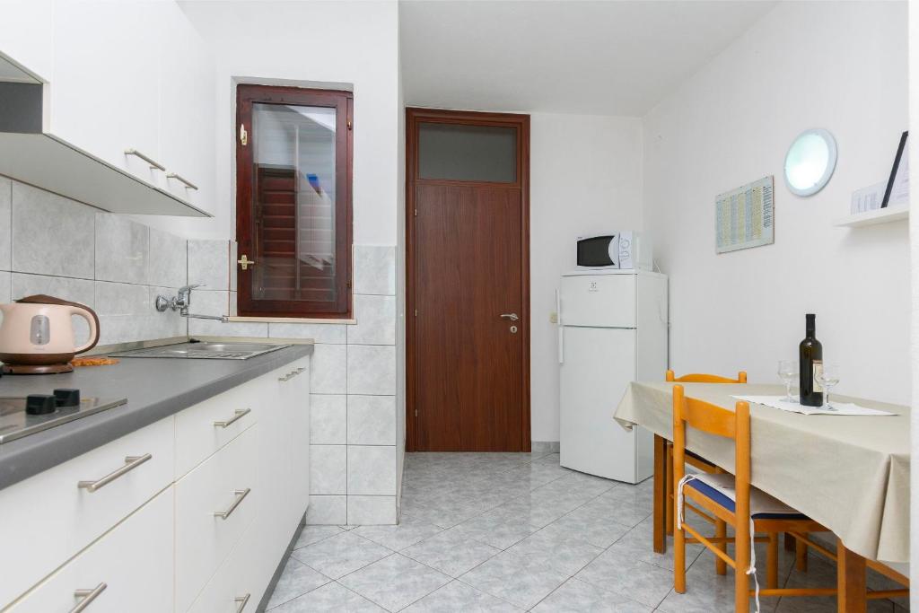 Kuchyňa alebo kuchynka v ubytovaní Apartments Ivo