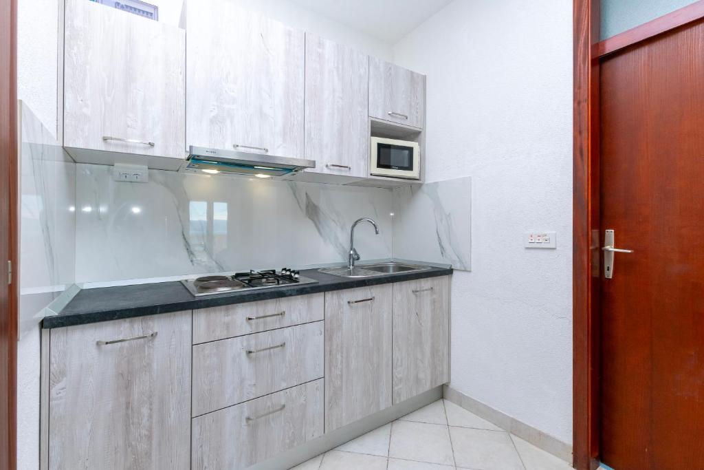 Kuchyňa alebo kuchynka v ubytovaní Apartments Ivo