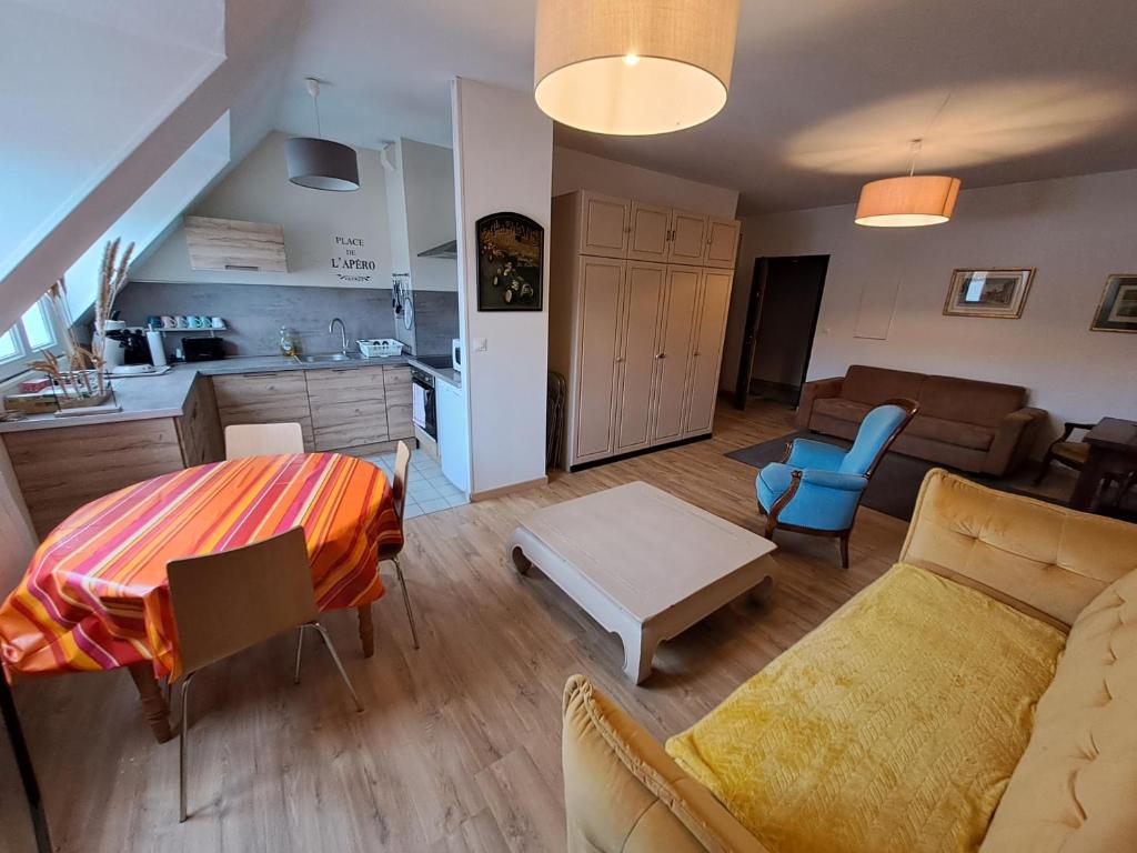 une cuisine et un salon avec une table et un canapé dans l'établissement A stondeta, à Beauvais