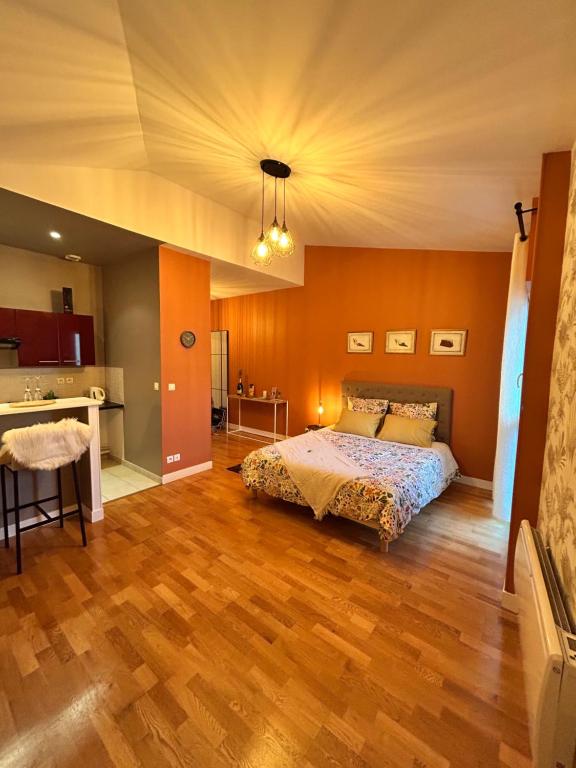 une chambre avec un lit et un parquet dans l'établissement Le Flodoard Chic, à Épernay