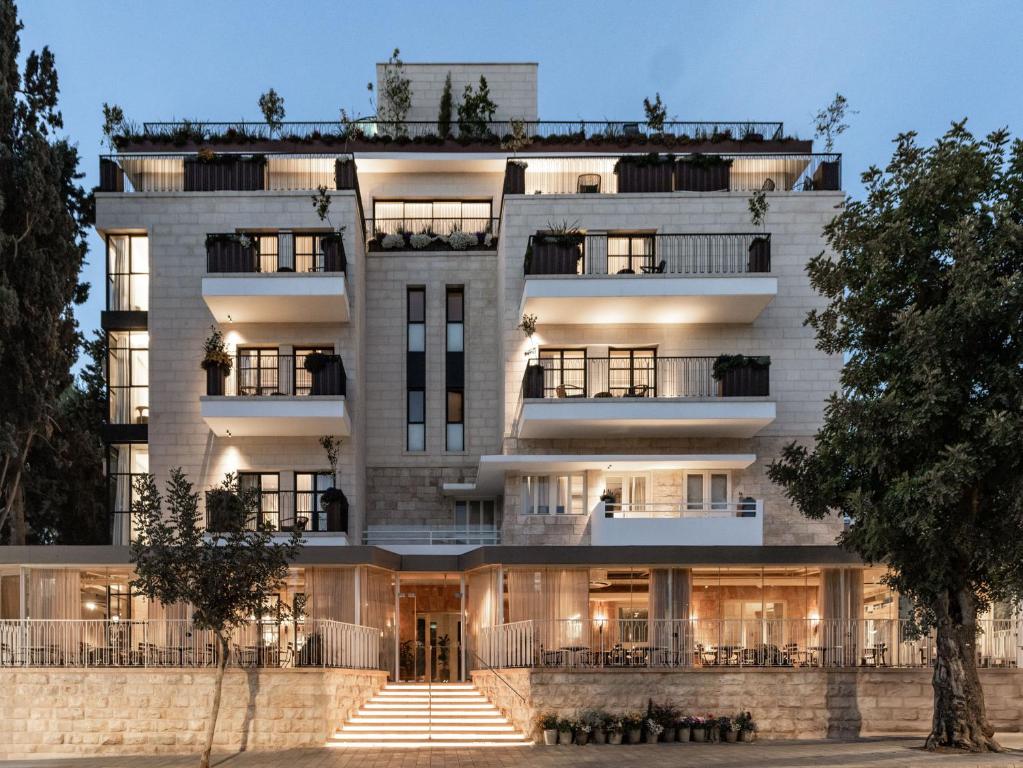un’immagine di un edificio con luci accese di Ramban Hotel Jerusalem a Gerusalemme