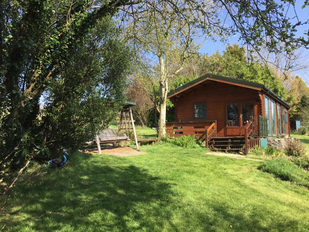 Zahrada ubytování Tudor Lodge with pool & BBQ cabin