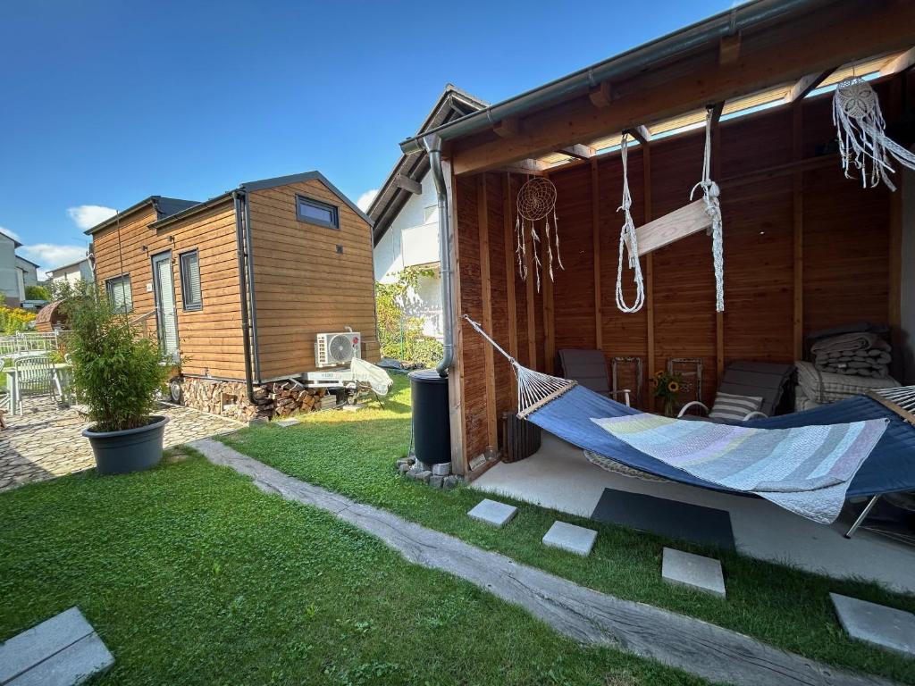 Κήπος έξω από το Tiny House mit Saunafass und Garten