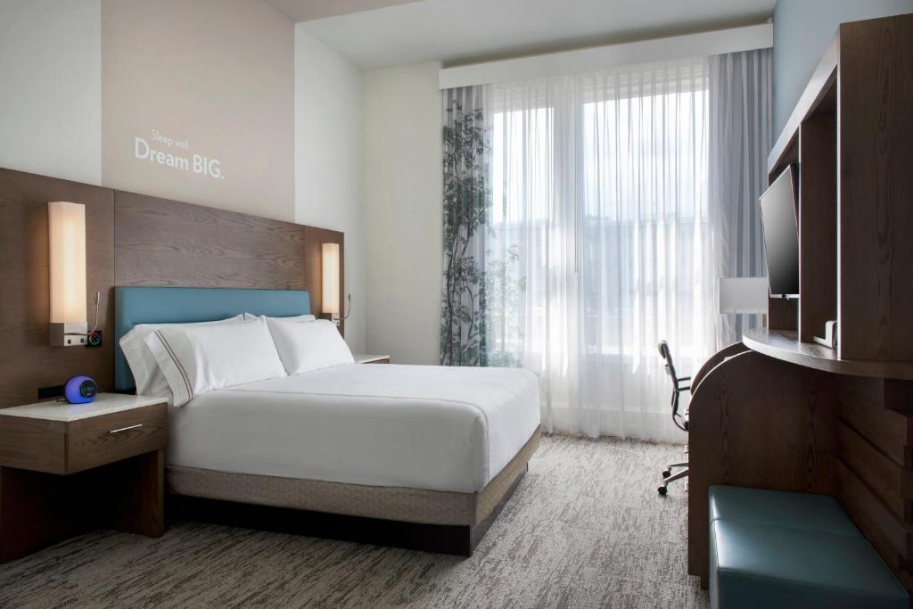 ピッツバーグにあるEVEN Hotel Pittsburgh Downtown by IHGのベッドとテレビがあるホテルの部屋