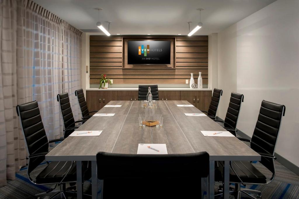 EVEN Hotel Pittsburgh Downtown by IHGにあるテレビまたはエンターテインメントセンター