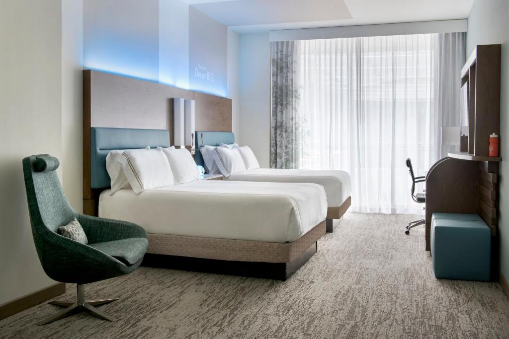 ピッツバーグにあるEVEN Hotel Pittsburgh Downtown by IHGのホテルルーム ベッド2台&椅子付