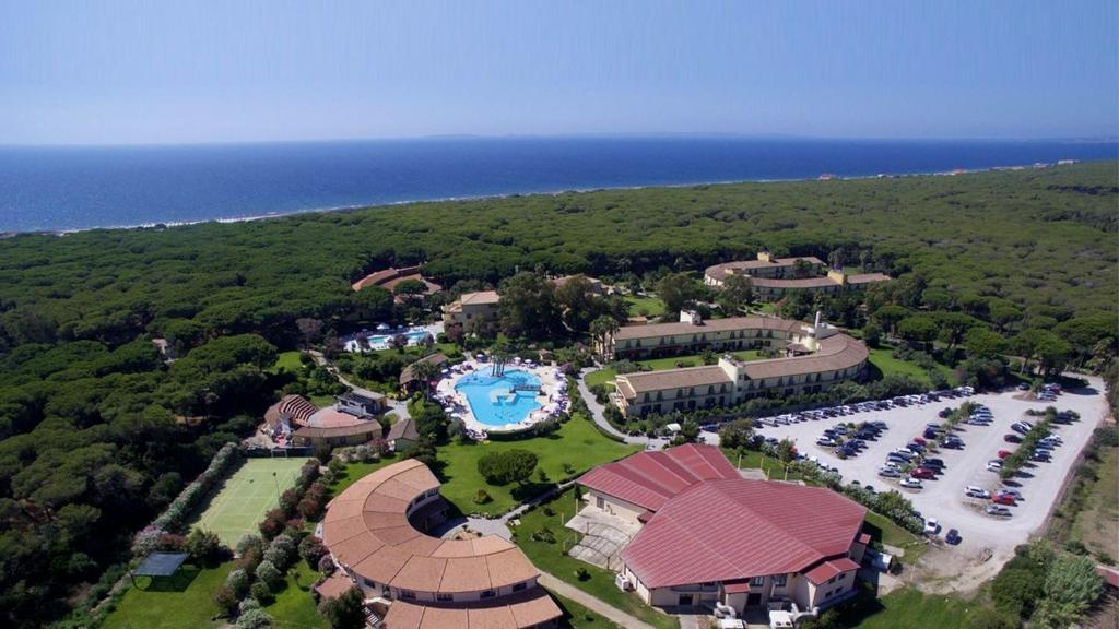 Piscina de la sau aproape de Horse Country Resort Congress & Spa - Hotel Ribot