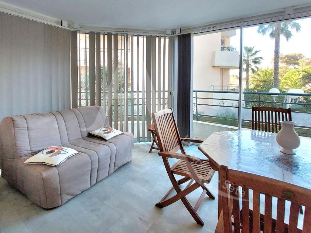 Proche des plages, residence avec piscine, T2 equipe wifi avec garage