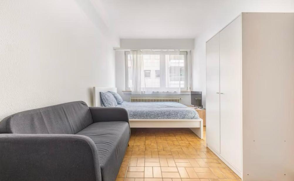 a living room with a couch and a bed at Studio idéal plein centre in Luxembourg