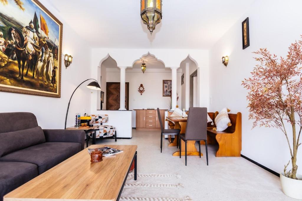 un soggiorno con un divano e un tavolo di Cosy Studio a Marrakech