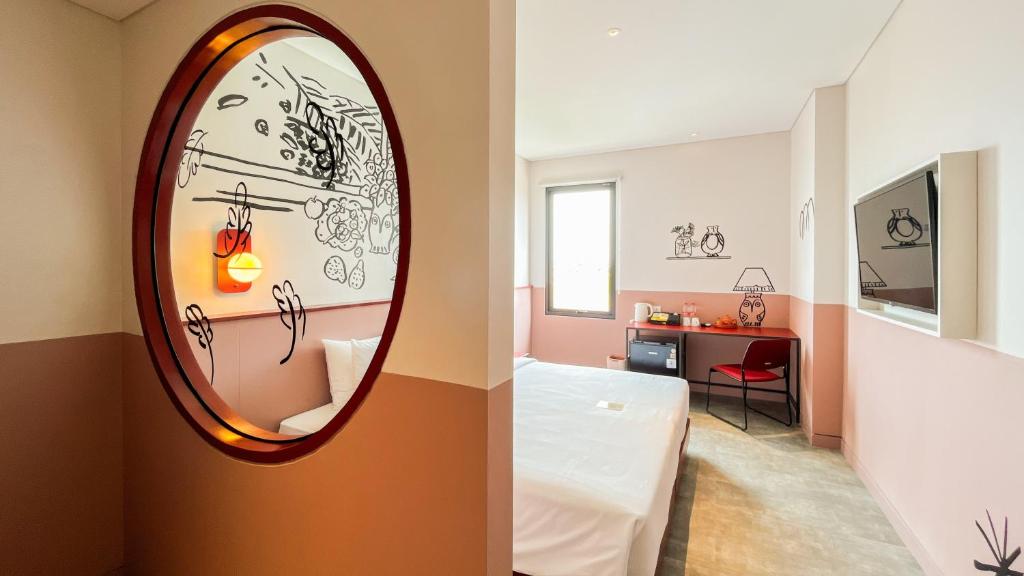 Postel nebo postele na pokoji v ubytování Kotta GO Hotel Tegal