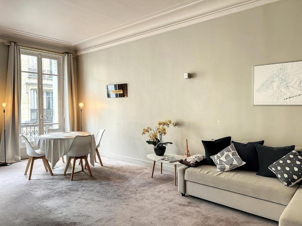 un salon avec un canapé et une table dans l'établissement Executive Apartment - Hotel Particulier, Paris 16, à Paris