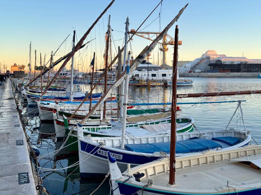 grupa łodzi zacumowanych w porcie w obiekcie ALOHA Climatisé Parking by LaConciergerie13 w mieście La Ciotat