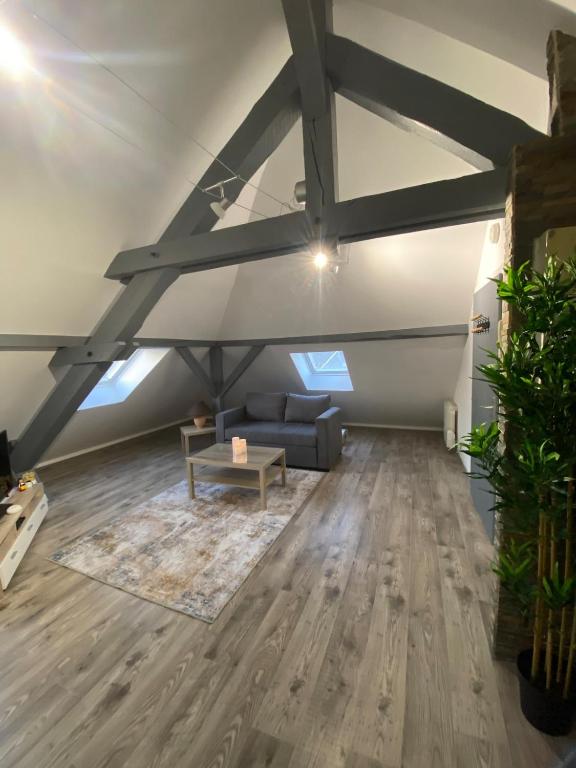 un salon avec un canapé et une table dans l'établissement Au Pays Des Cigognes, à Colmar