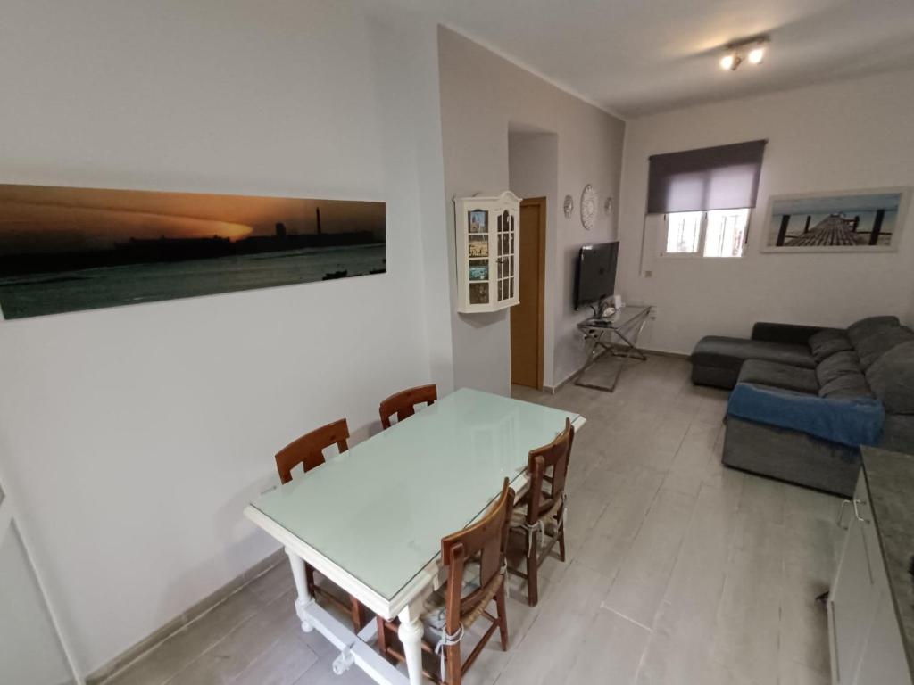 a living room with a table and a couch at Apartamento La Domus in Cádiz