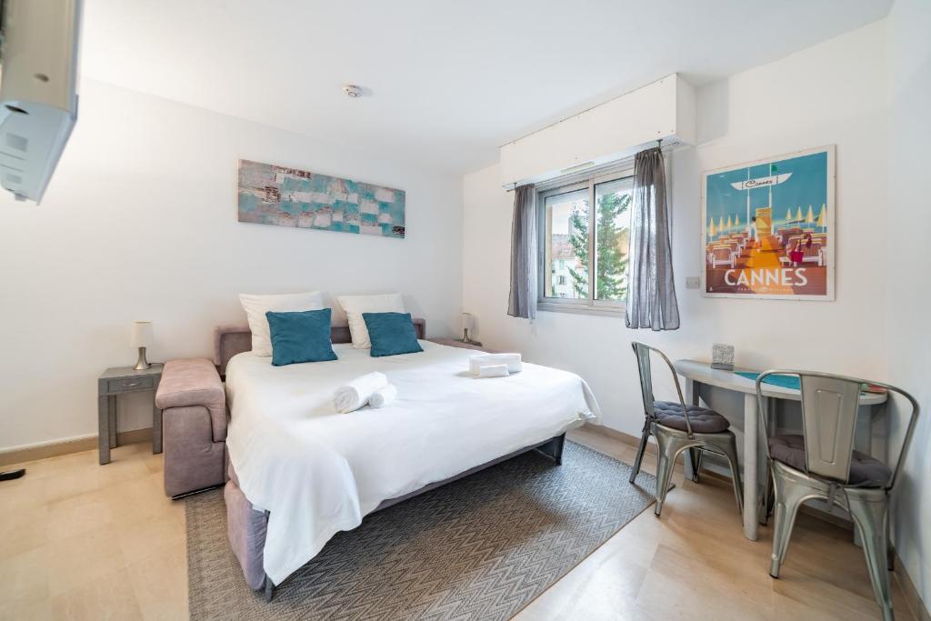 une chambre avec un lit, un bureau et une table dans l'établissement Studio au calme dans le quartier du Suquet - Proche Croisette et centre-ville, à Cannes