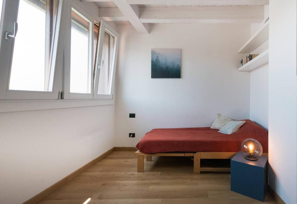 Posteľ alebo postele v izbe v ubytovaní attico in un'oasi di verde sui navigli - NavigliApartments