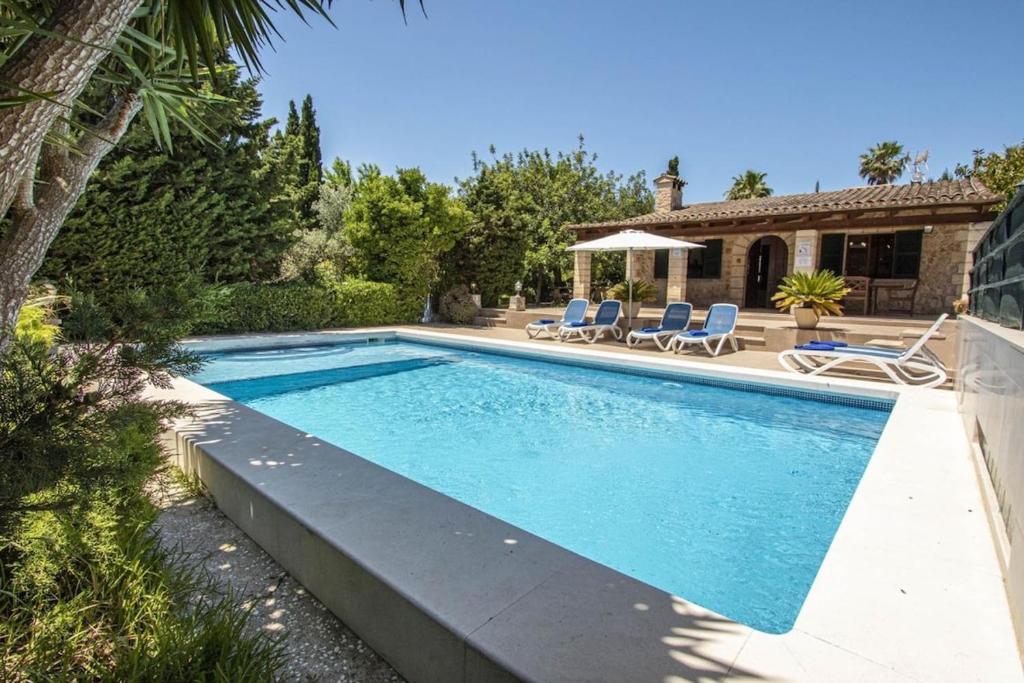 Traditional villa near Pollensa for 4 people by Renthousing