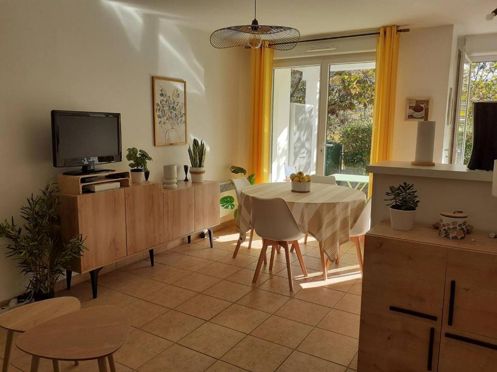 Appartement T2 moderne avec terrasse, parking et accès internet - Cambo-les-Bains - FR-1-495-33 - Apartamento (2 Adultos)
