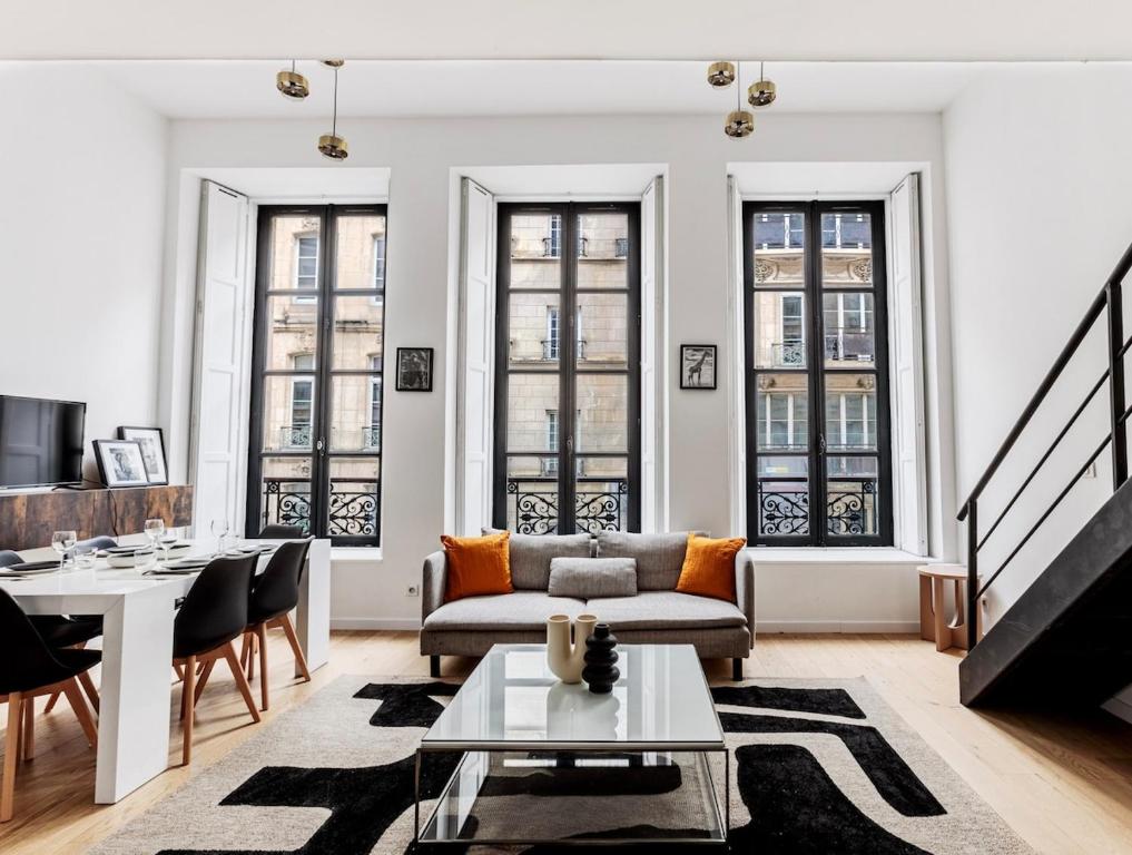un salon avec un canapé et une table dans l'établissement Beautiful Loft Duplex 6P AC Heart of Marais, à Paris