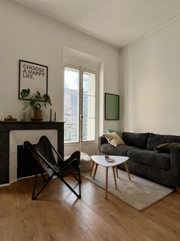 un salon avec un canapé et une table dans l'établissement Appartement T3 neuf centre historique, à Bordeaux