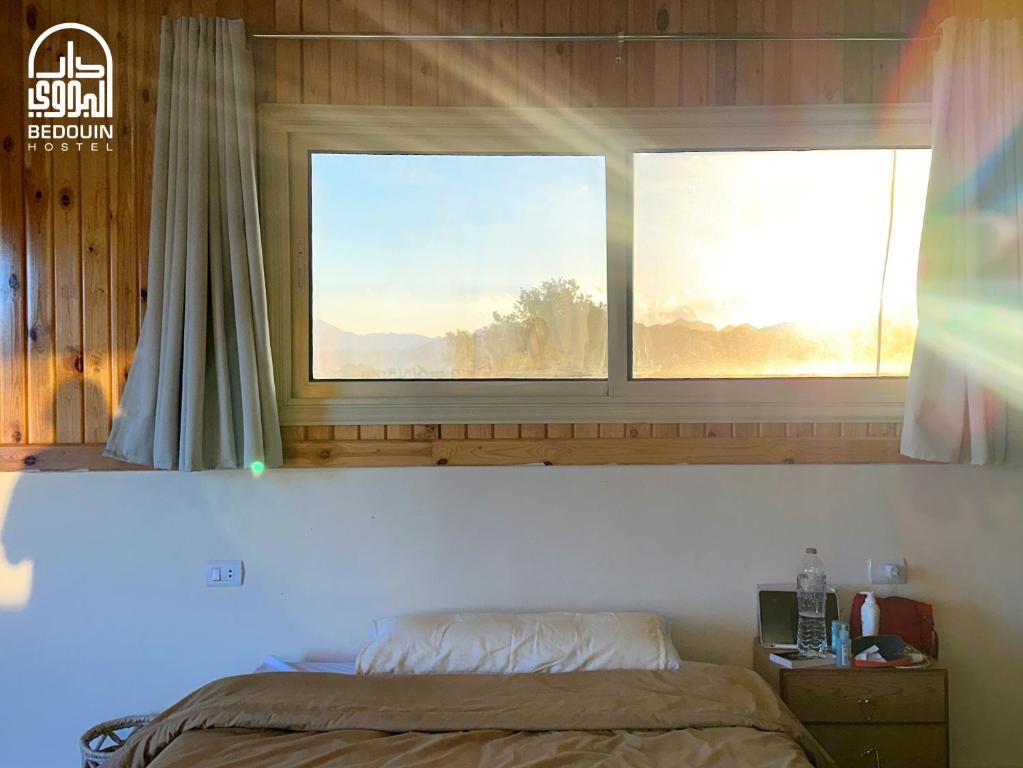 Postel nebo postele na pokoji v ubytování Bedouin Hostel- دار البدوي